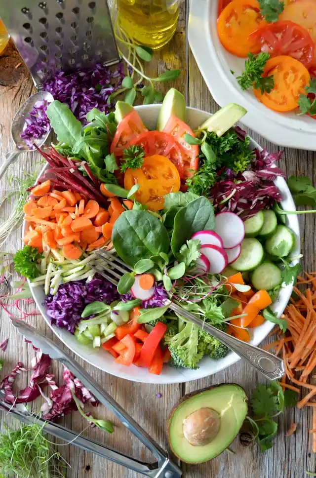 Frische indische Gewürze und Gemüse in einem ayurvedischen Rezept, perfekt für ein gesundes, nahrhaftes und leckeres vegetarisches Gericht.